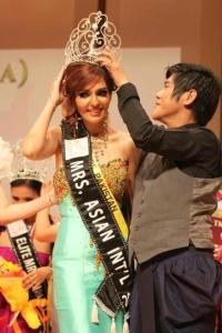 Mrs. Pakistan 2012 Fahmina Omair being crowned Mrs. Asian International 2012 